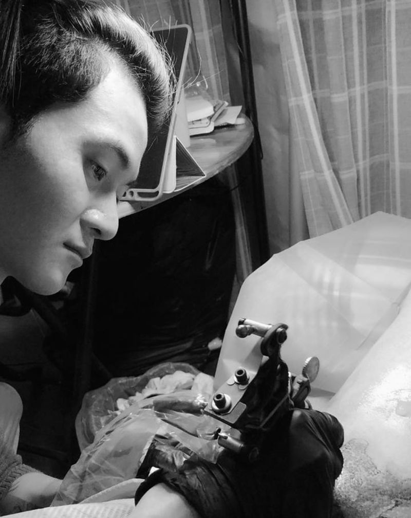 宇航员与大鱼纹身图片_腰部New School水彩纹身图案