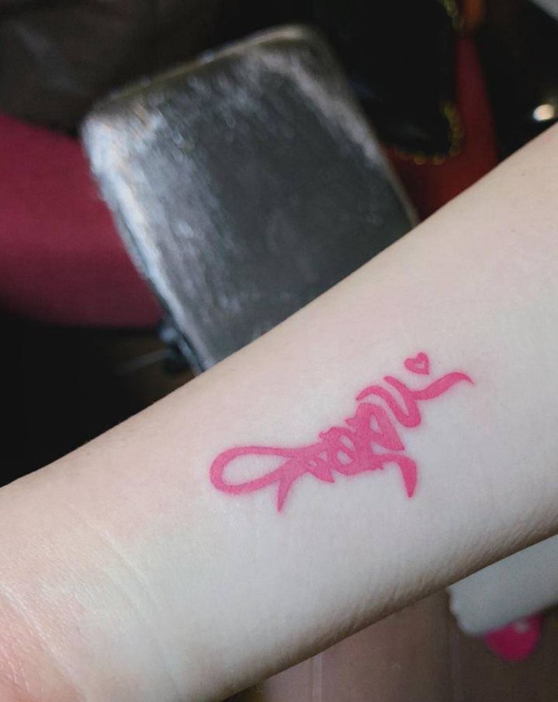 《Seeu》人生第一个作品纹身图片_手部花体字纹身图案