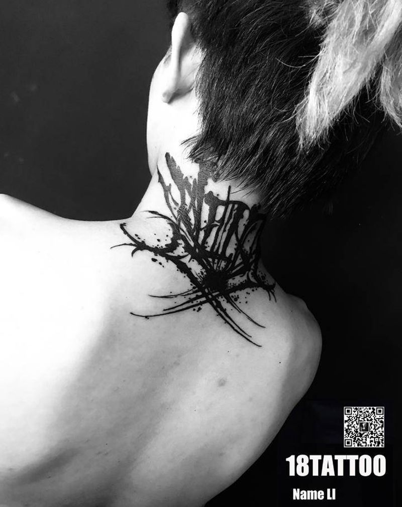 暗黑哥特花体。纹身图片_背部颈部纹身图案