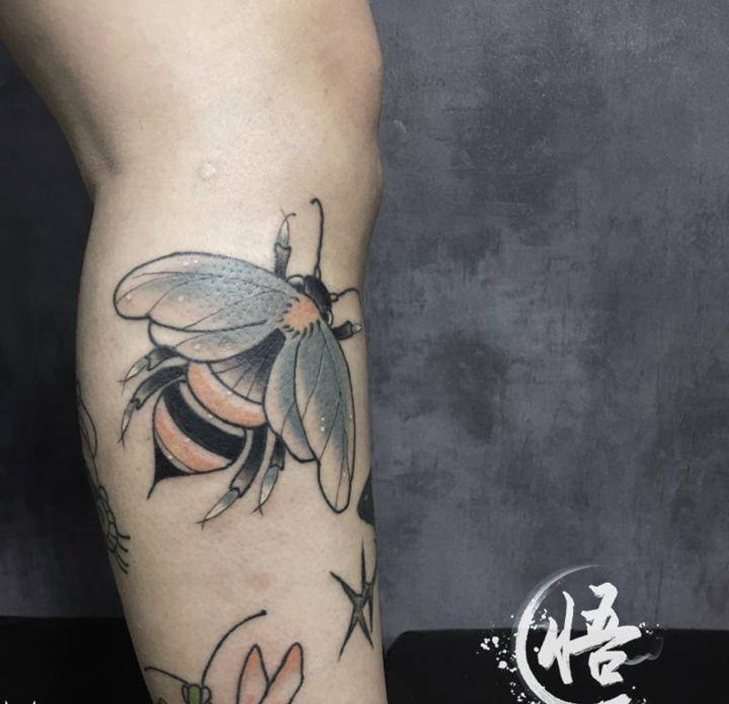 蜜蜂纹身图片_腿部纹身图案