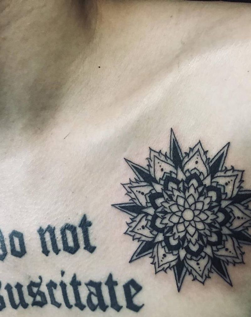 小梵花纹身图片_胸部几何点刺纹身图案