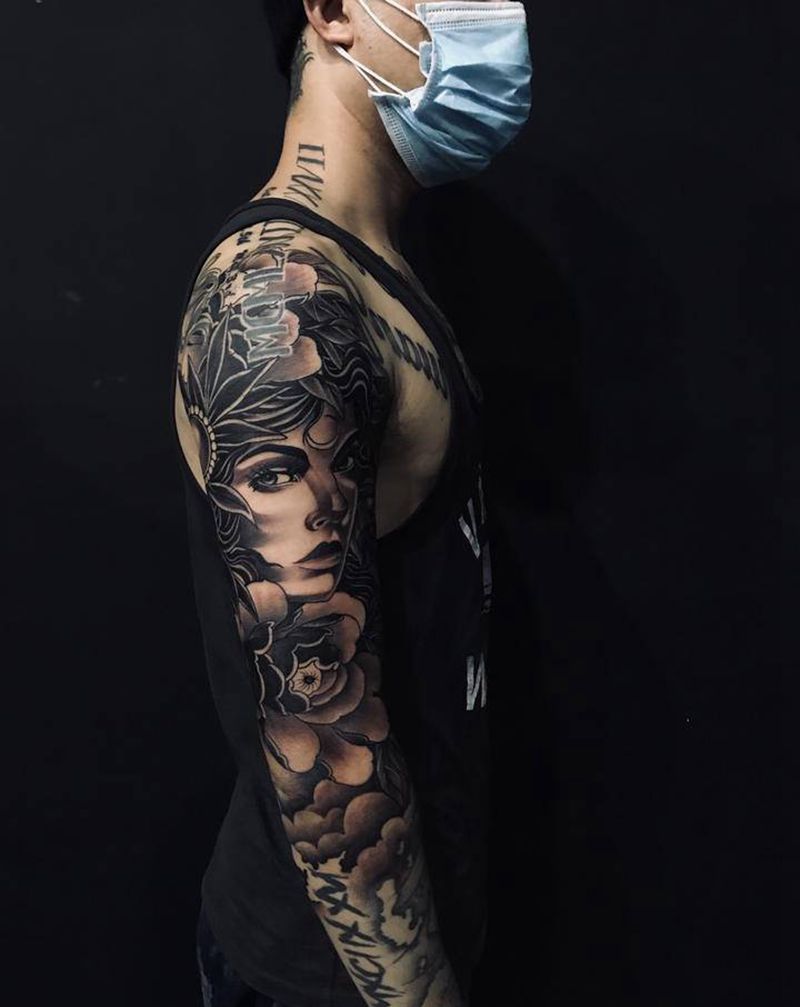 花搭配女人纹身图片_手臂手部欧美写实New School纹身图案