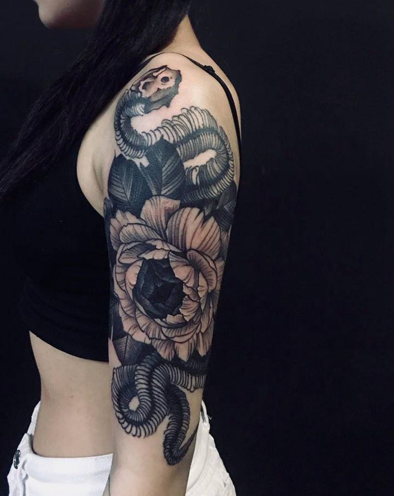 素花和蛇纹身图片_手臂手部素花纹身图案