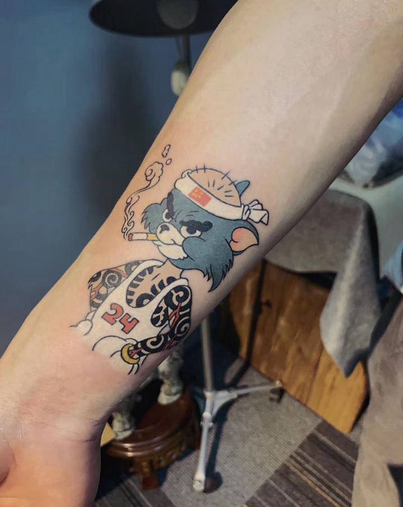 汤姆猫造型设计纹身图片_手臂新传统水彩纹身图案