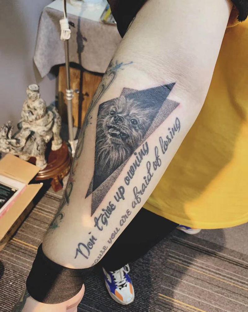 博美犬黑灰写实纹身图片_手臂欧美写实点刺纹身图案