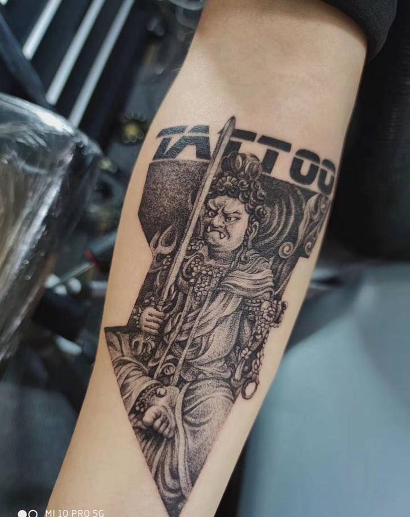 《不动明王》黑灰写实纹身图片_手臂点刺新传统纹身图案