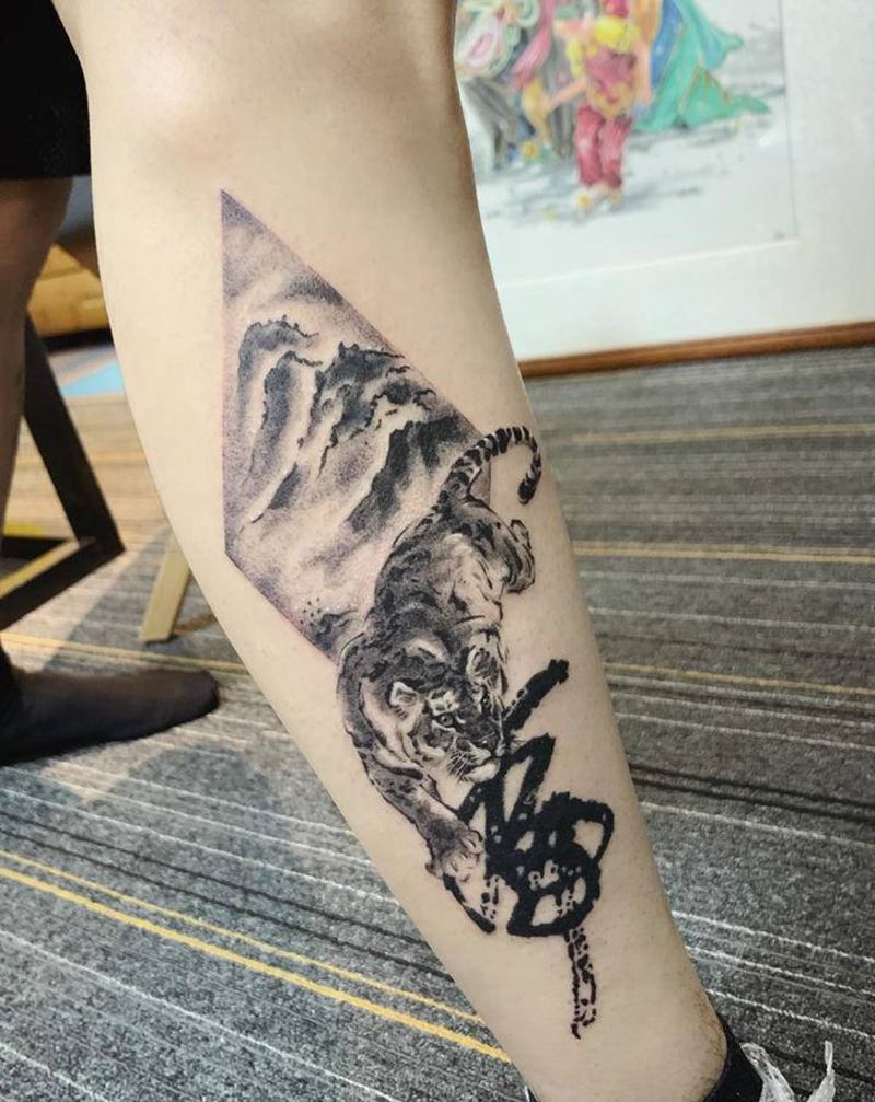 【猛虎下山·水墨刺青】纹身图片_腿部手部水墨水墨国画纹身图案