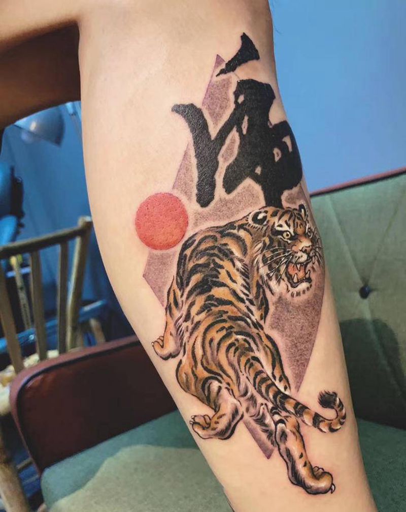 【猛虎上山·复古国画风】纹身图片_腿部新传统国画纹身图案