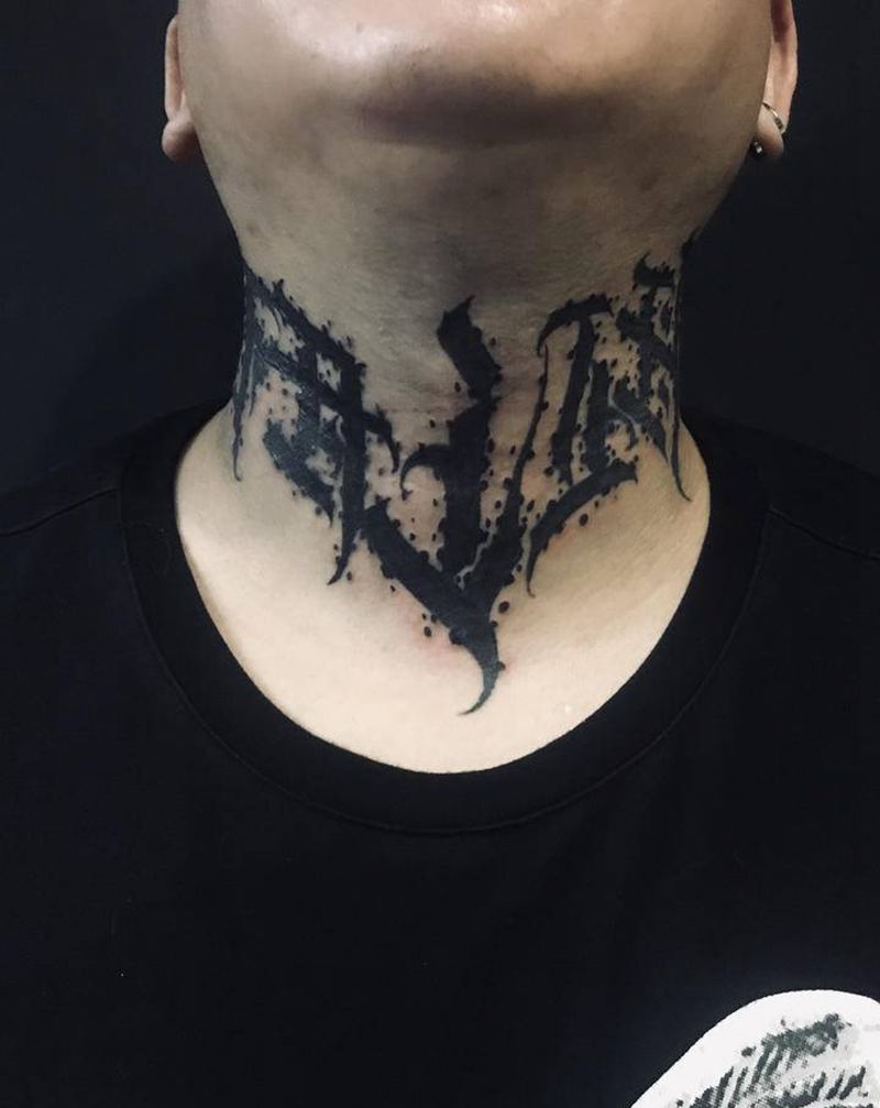 暗黑风格字体纹身图片_颈部花体字纹身图案
