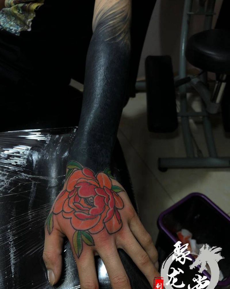 爆个手背花花纹身图片_手部New School纹身图案