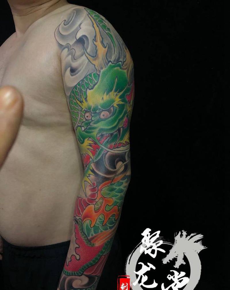 龙盘臂纹身图片_手臂新传统纹身图案