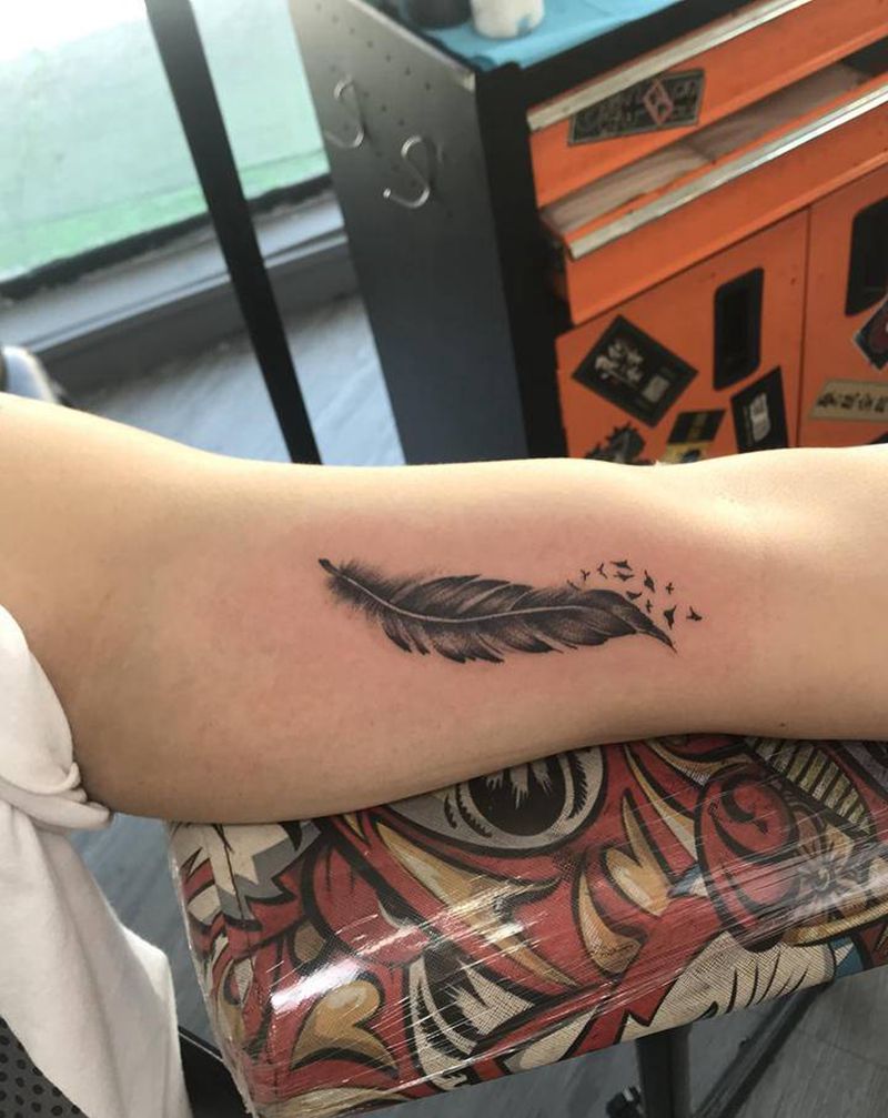 羽毛纹身图片_手臂新传统纹身图案
