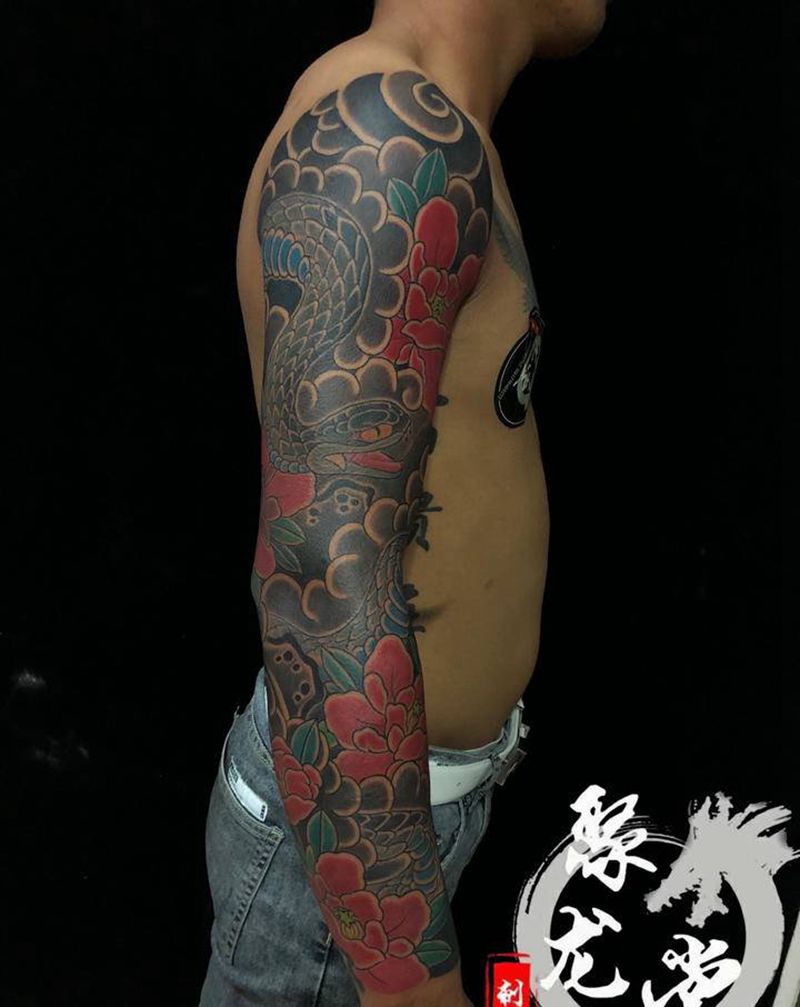 老传统花臂，蛇盘牡丹纹身图片_手臂老传统纹身图案