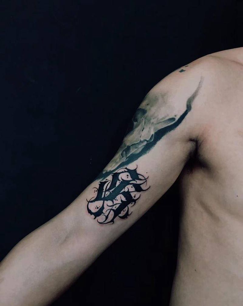 哥特纹身图片_手臂花体字纹身图案