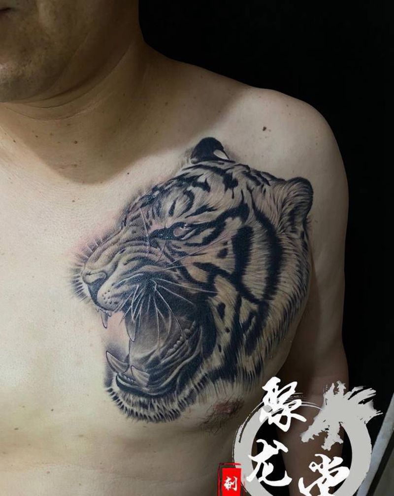 虎头纹身图片_胸部欧美写实纹身图案