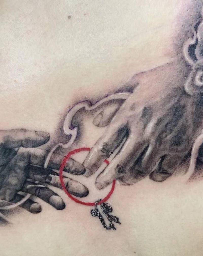 黑灰写实纹身图片_胸部点刺欧美写实纹身图案