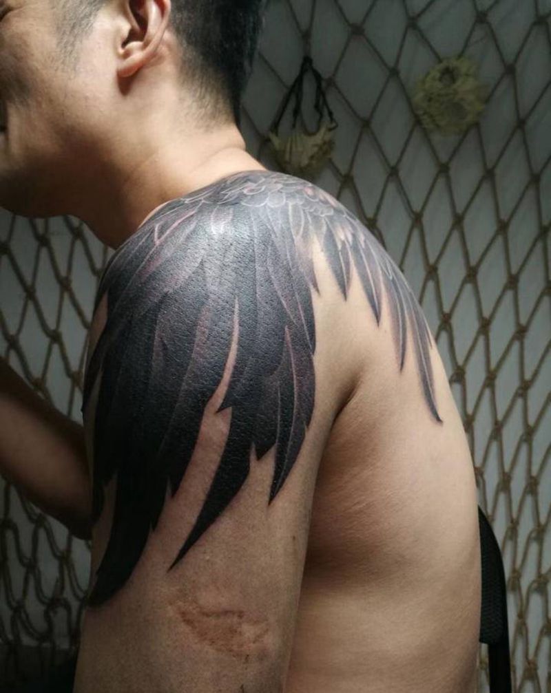 翅膀纹身图片_肩部手臂纹身图案