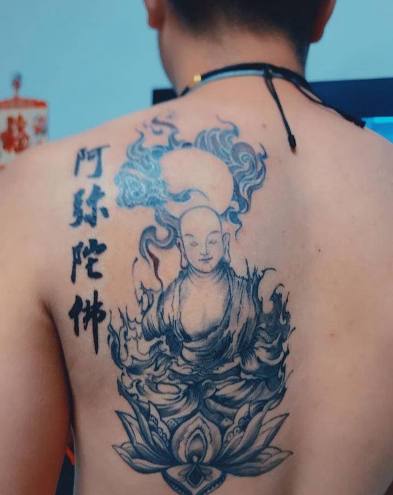 佛纹身图片_背部水墨纹身图案