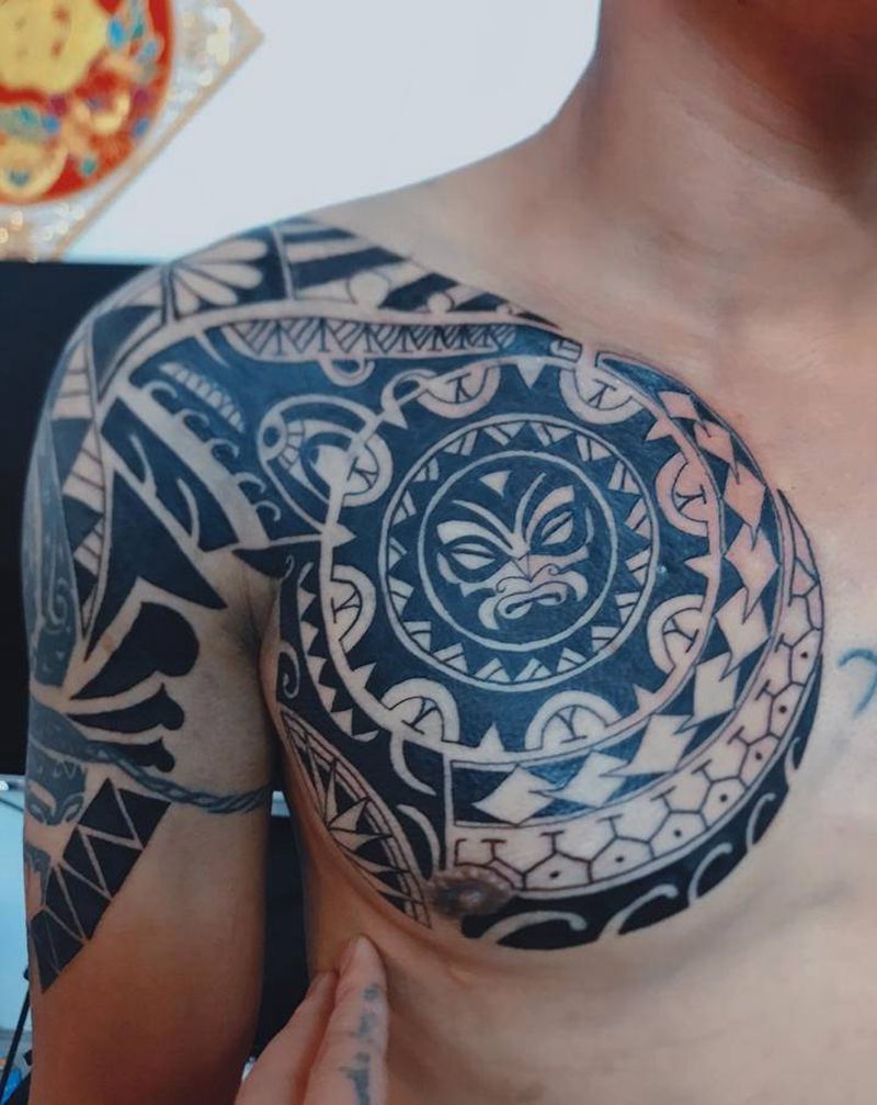 雅玛图腾纹身图片_胸部图腾太阳神纹身图案