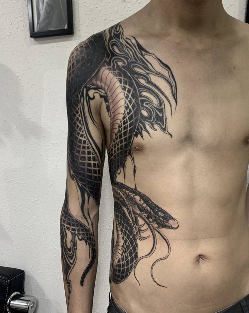 王蛇纹身图片_手臂腰部点刺新传统蛇纹身图案