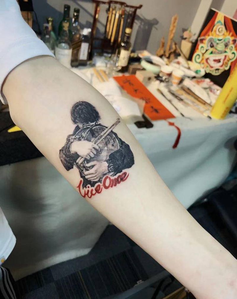 复古的鼓手自己纹身图片_手臂欧美写实黑灰写实纹身图案