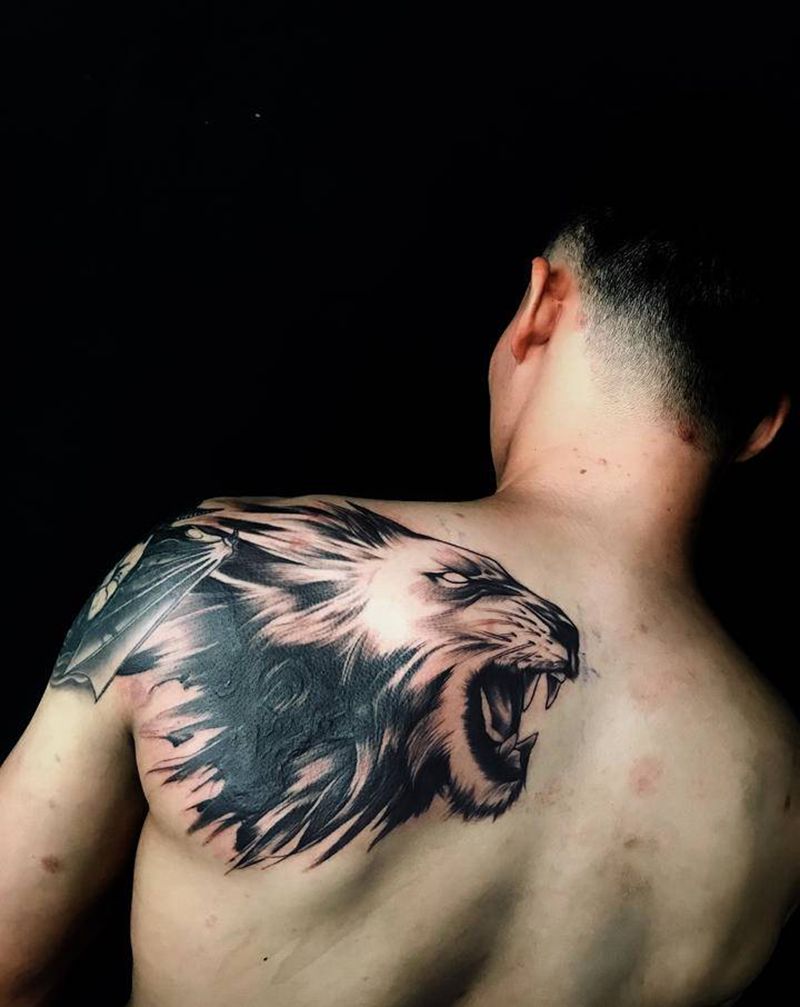 狮子盖图纹身图片_欧美写实纹身图案