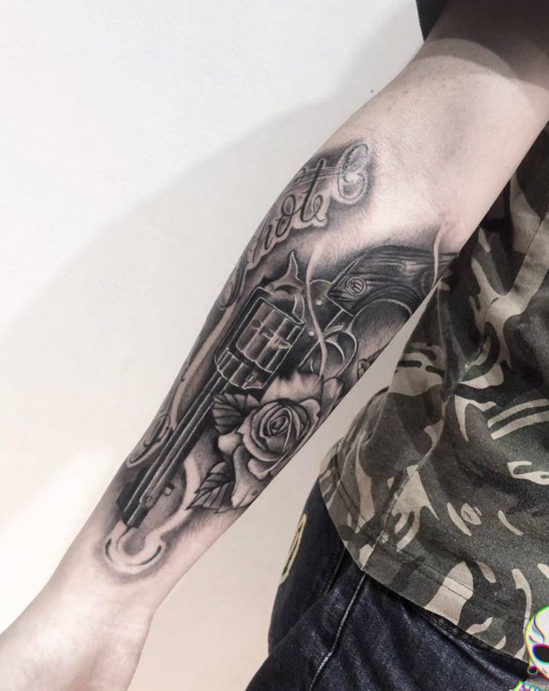手枪玫瑰➕花体纹身图片_手臂纹身图案