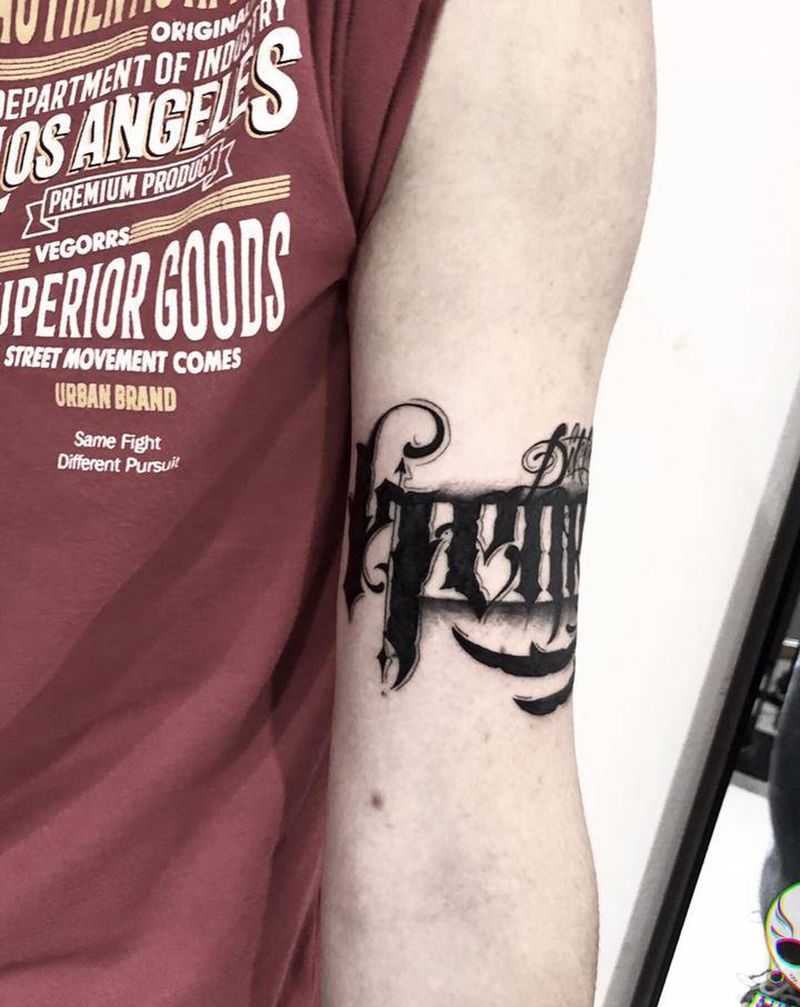 这是一个遮盖纹身图片_花体字纹身图案