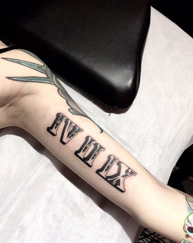 罗马数字与彩虹纹身图片_手部纹身图案