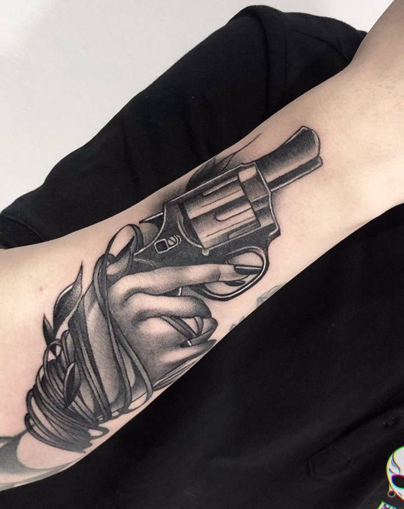 手枪➕荆棘包满纹身图片_手臂纹身图案