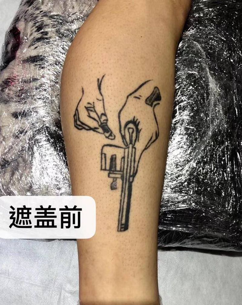 暗黑女郎遮盖纹身图片_腿部纹身图案