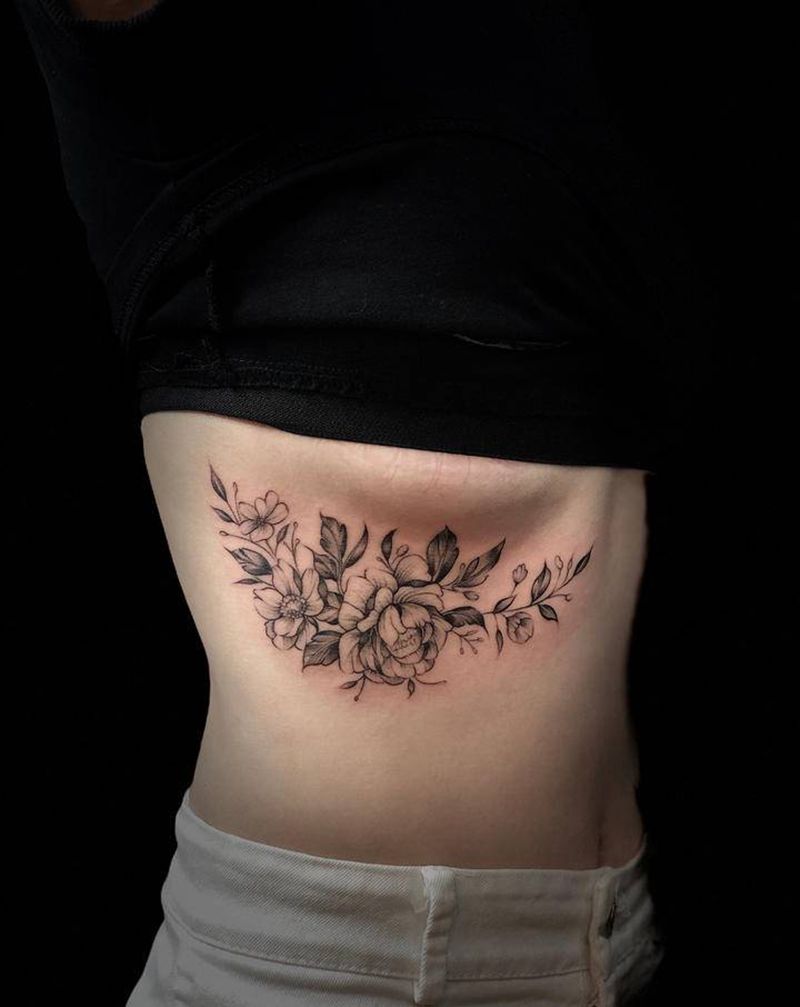 素花纹身图片_胸部纹身图案