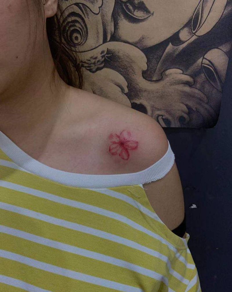 樱花纹身图片_肩部水彩纹身图案