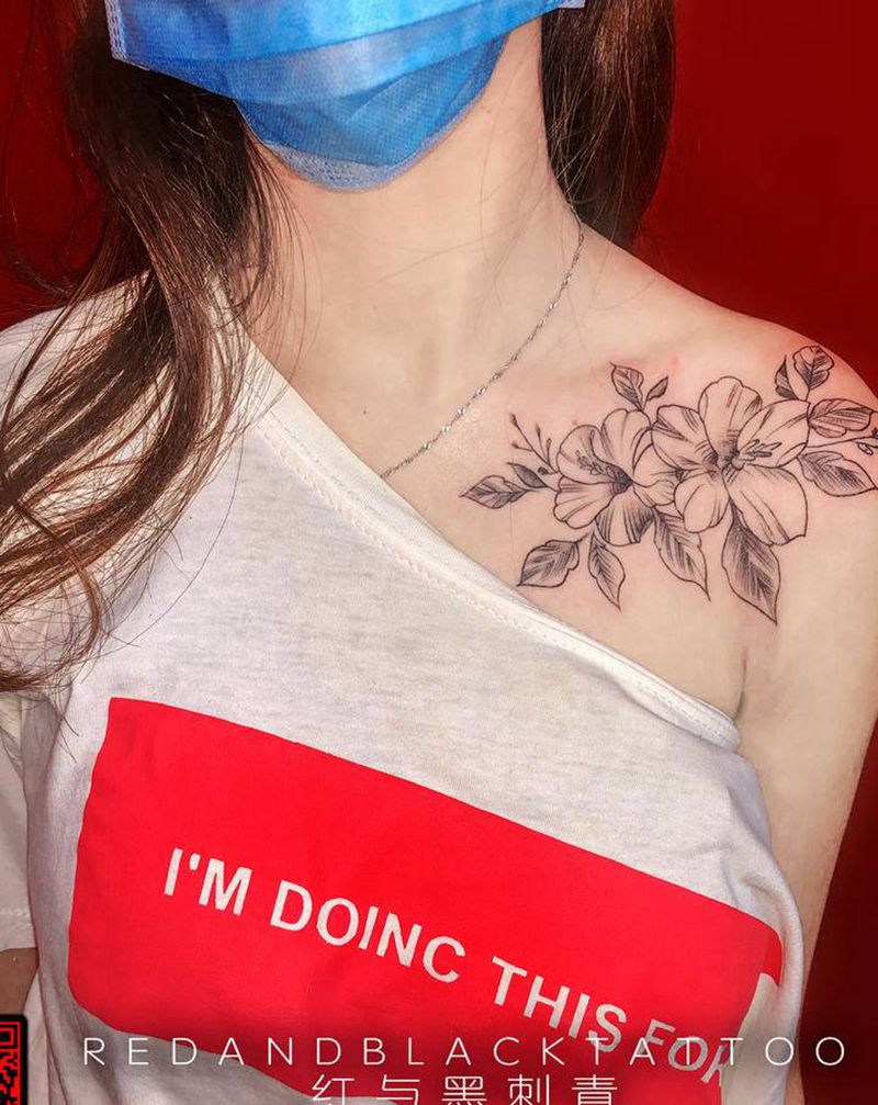 花纹身图片_肩部新传统纹身图案