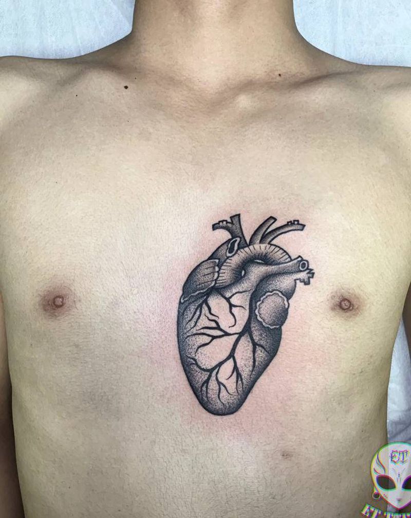 心脏纹身图片_胸部点刺纹身图案
