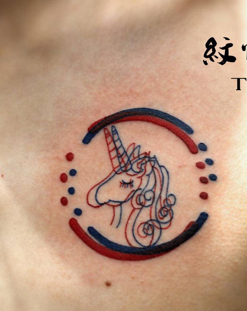 独角兽红蓝3D纹身图片_胸部纹身图案