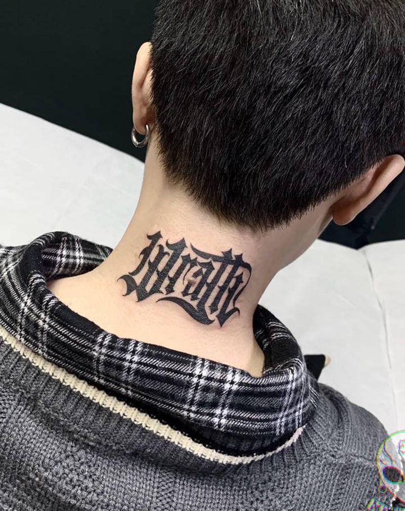 小花体纹身图片_颈部花体字纹身图案