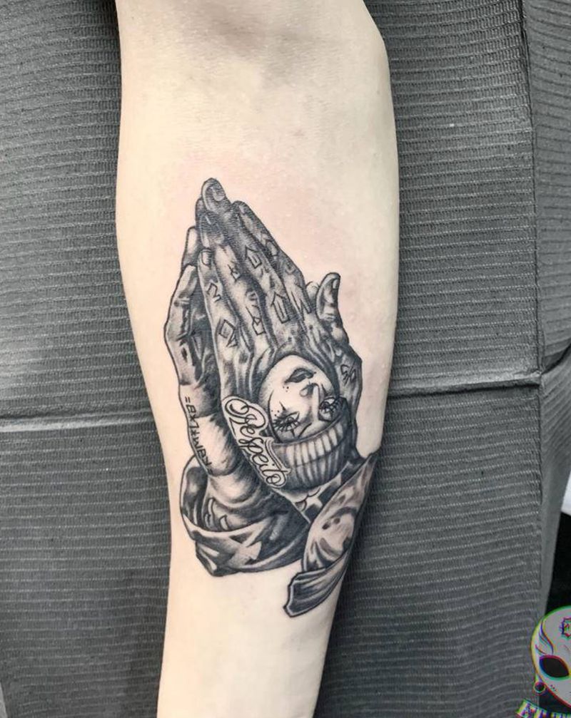 祈祷之手纹身图片_手部手臂欧美写实纹身图案