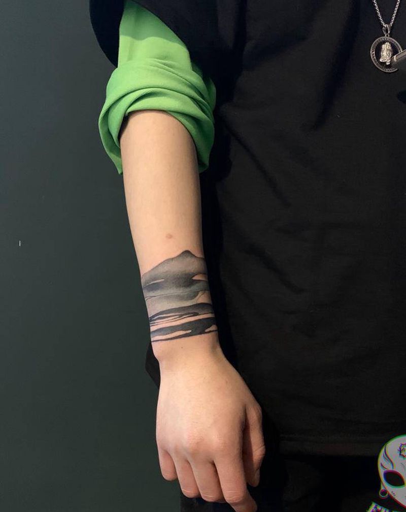 水墨臂环纹身图片_手部手臂水墨纹身图案