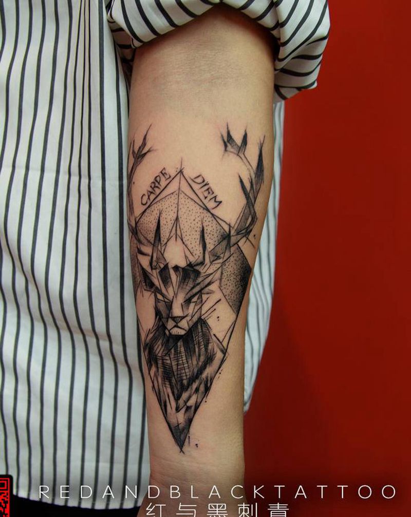 鹿纹身图片_手臂几何纹身图案