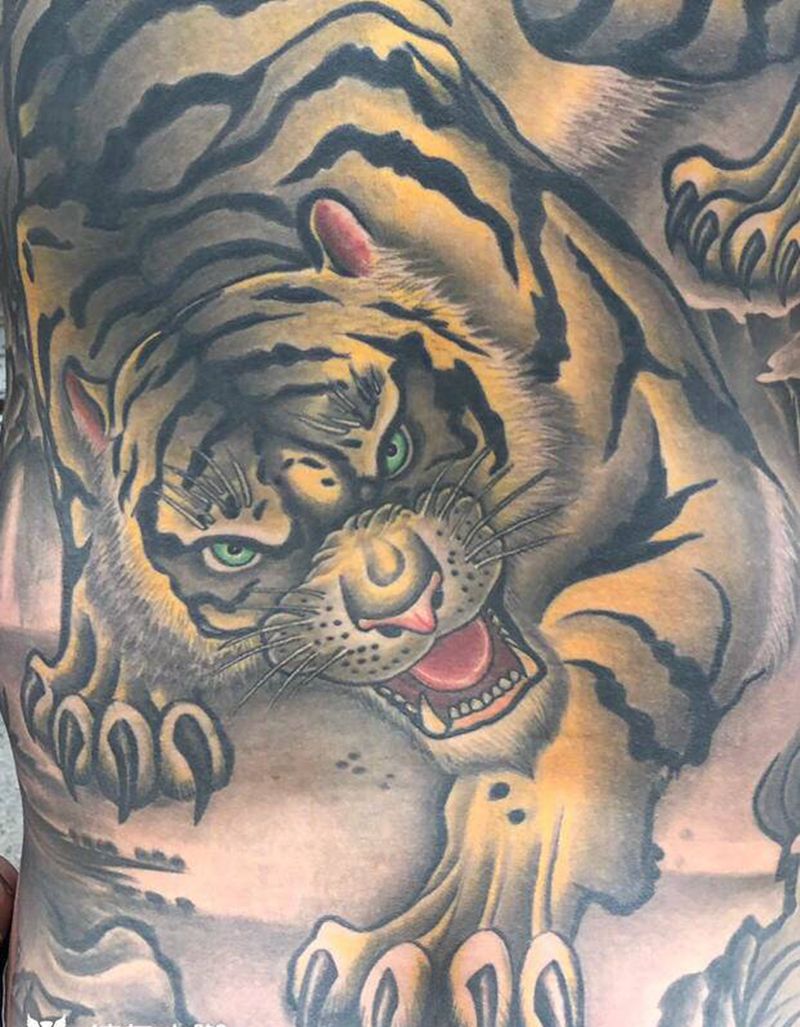 满背老虎纹身图片_背部新传统纹身图案