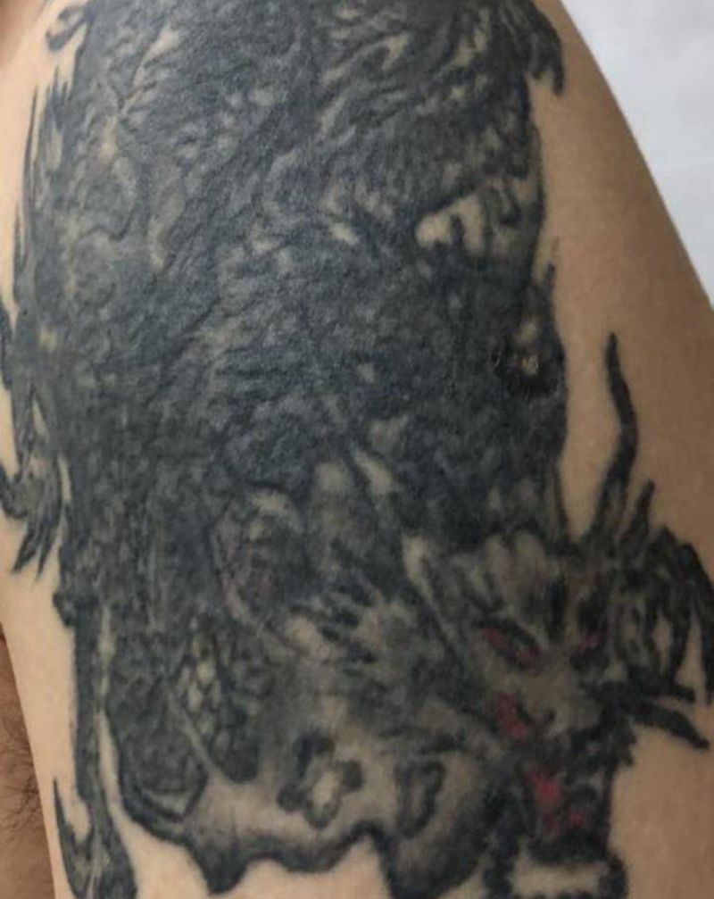 金龙鱼覆盖黑麒麟作品纹身图片_手部新传统纹身图案