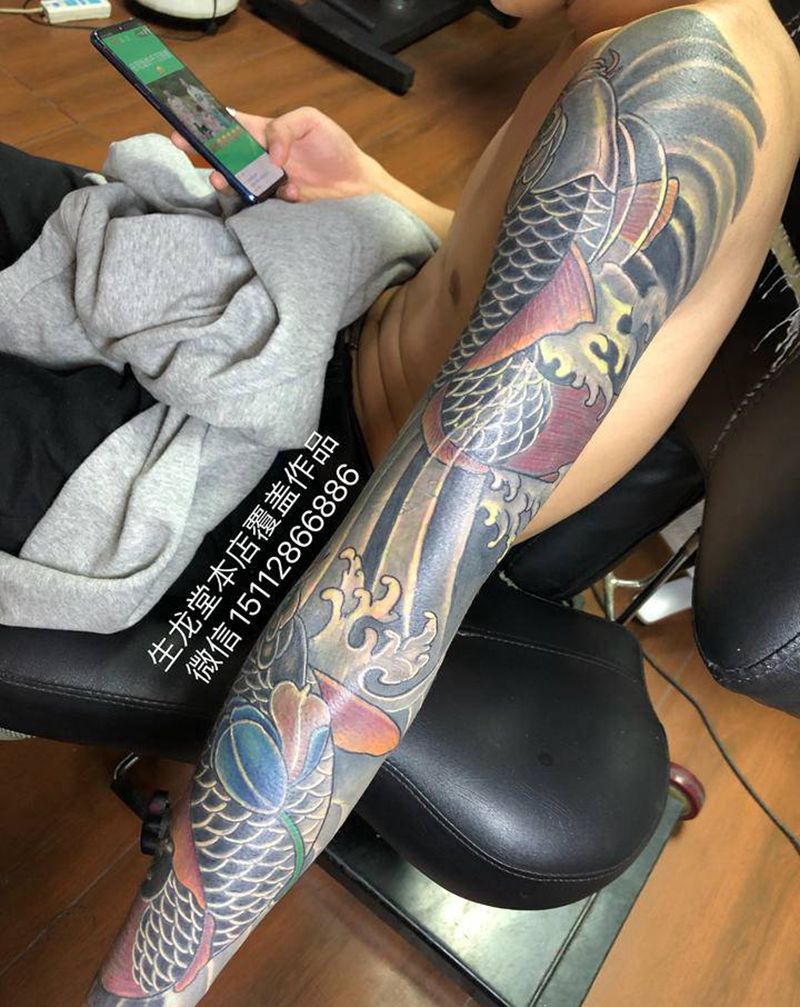 双鱼覆盖花臂纹身图片_新传统覆盖作品纹身图案