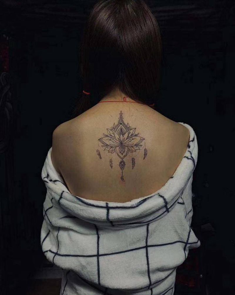 曼陀罗纹身图片_背部几何纹身图案