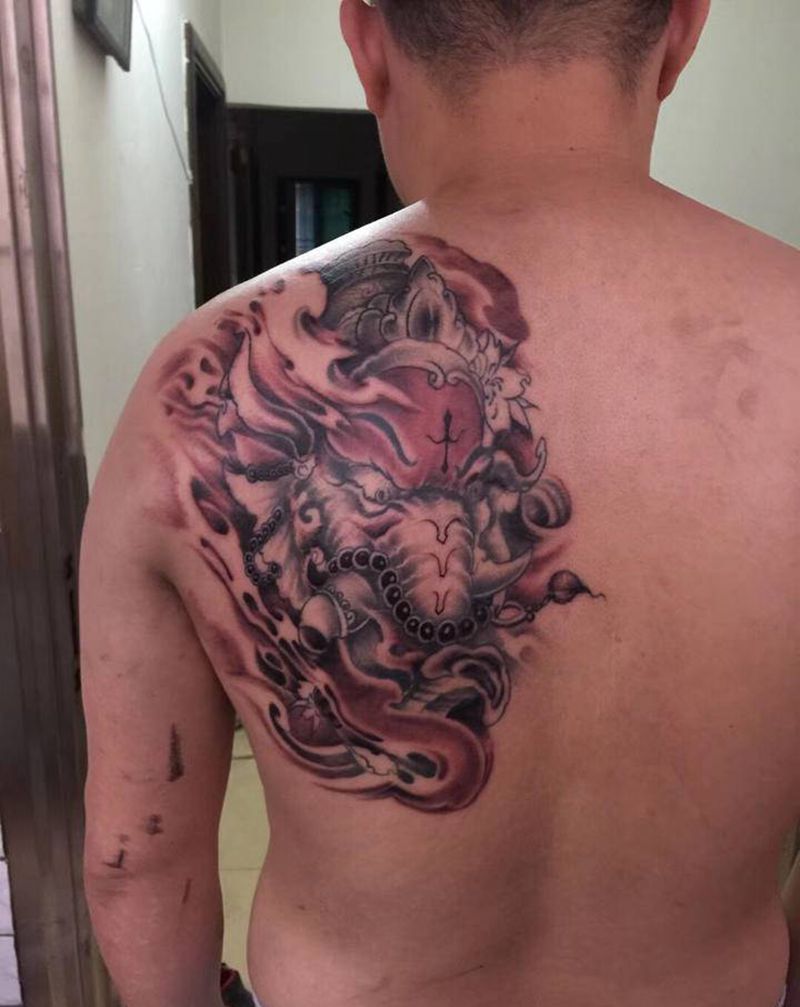 象纹身图片_背部新传统象纹身图案