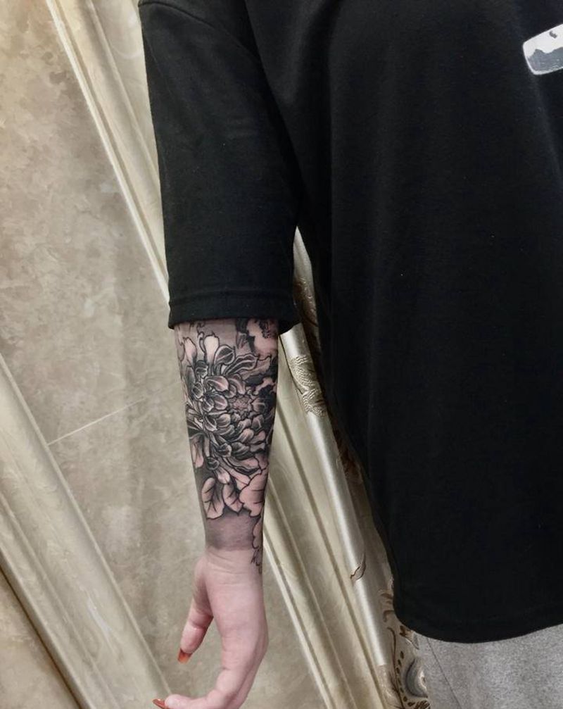 菊花纹身图片_手臂新传统花纹身图案