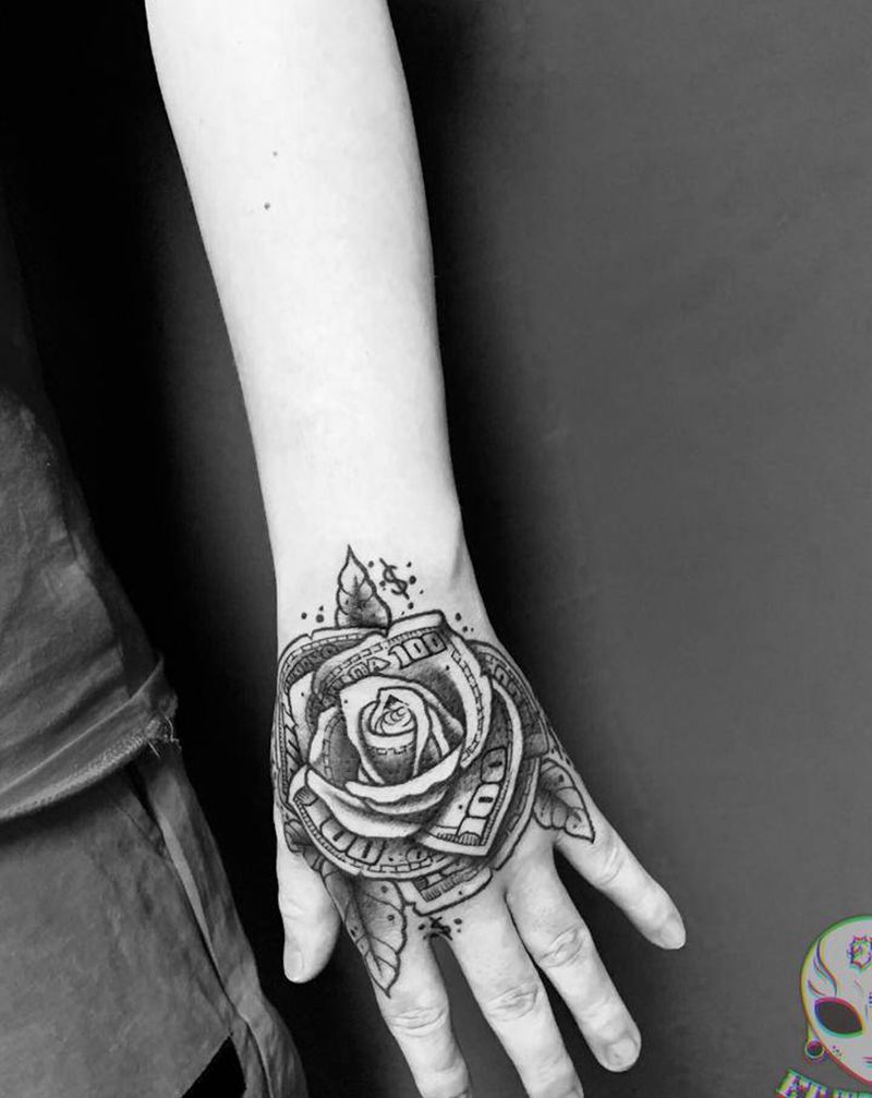美元玫瑰纹身图片_手部欧美写实纹身图案