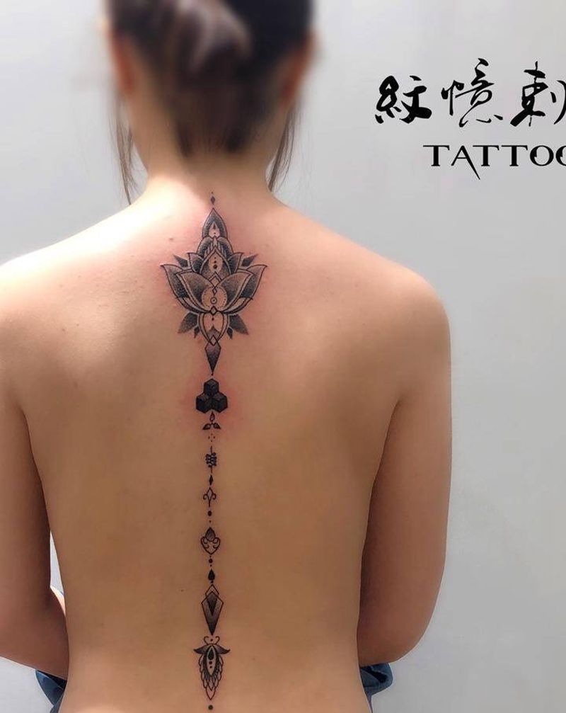 曼陀罗纹身图片_背部纹身图案