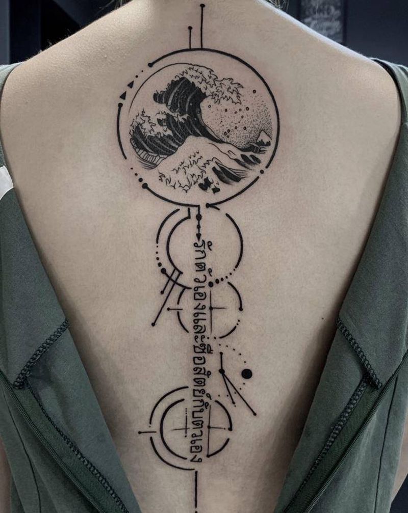 几何纹身图片_背部纹身图案