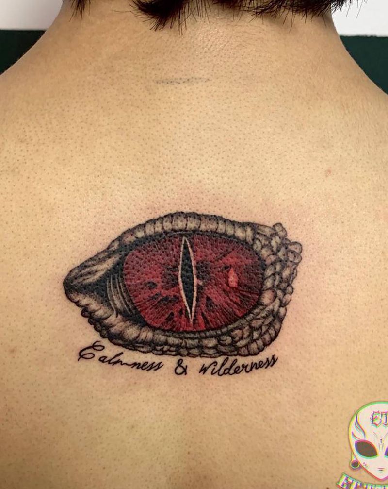 鳄鱼眼睛纹身图片_背部欧美写实纹身图案